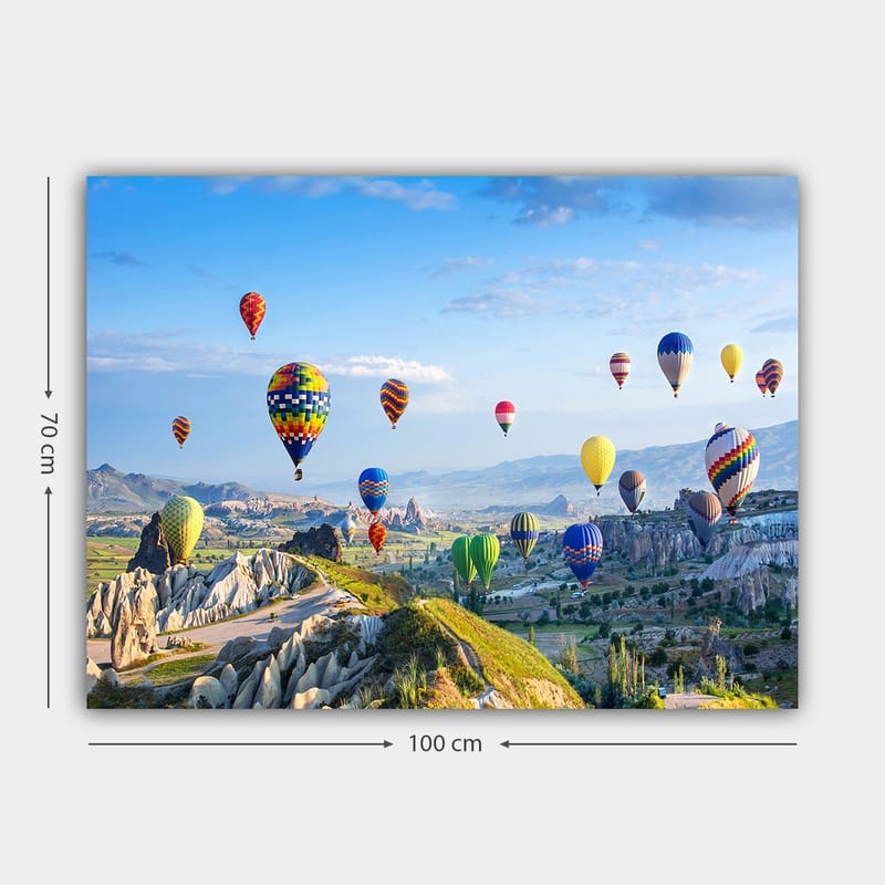 Canvastavla 70x100 cm - Färgglada varmluftsballonger sväva över en vacker landskapsscen i Cappadocia - Grön / Blå / Gul - Inredning & dekor - Tavlor & konst - Canvastavla