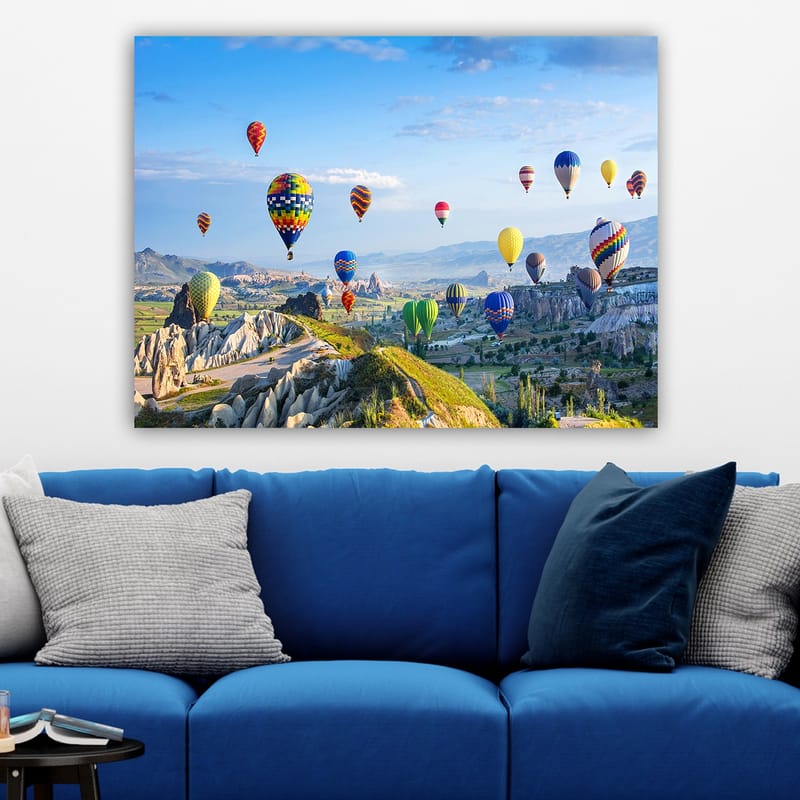 Canvastavla 70x100 cm - Färgglada varmluftsballonger sväva över en vacker landskapsscen i Cappadocia - Grön / Blå / Gul - Inredning & dekor - Tavlor & konst - Canvastavla