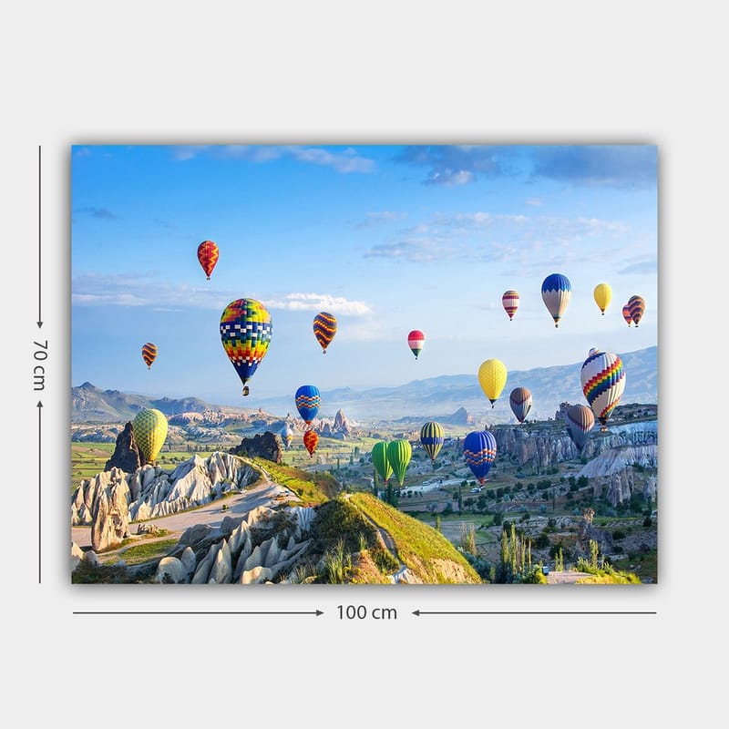 Canvastavla 70x100 cm - Färgglada varmluftsballonger sväva över en vacker landskapsscen i Cappadocia - Grön / Blå / Gul - Inredning & dekor - Tavlor & konst - Canvastavla