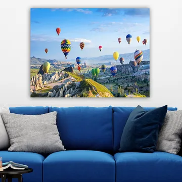 Canvastavla 70x100 cm - Färgglada varmluftsballonger sväva över en vacker landskapsscen i Cappadocia - Grön / Blå / Gul - Inredning & dekor - Tavlor & konst - Canvastavla