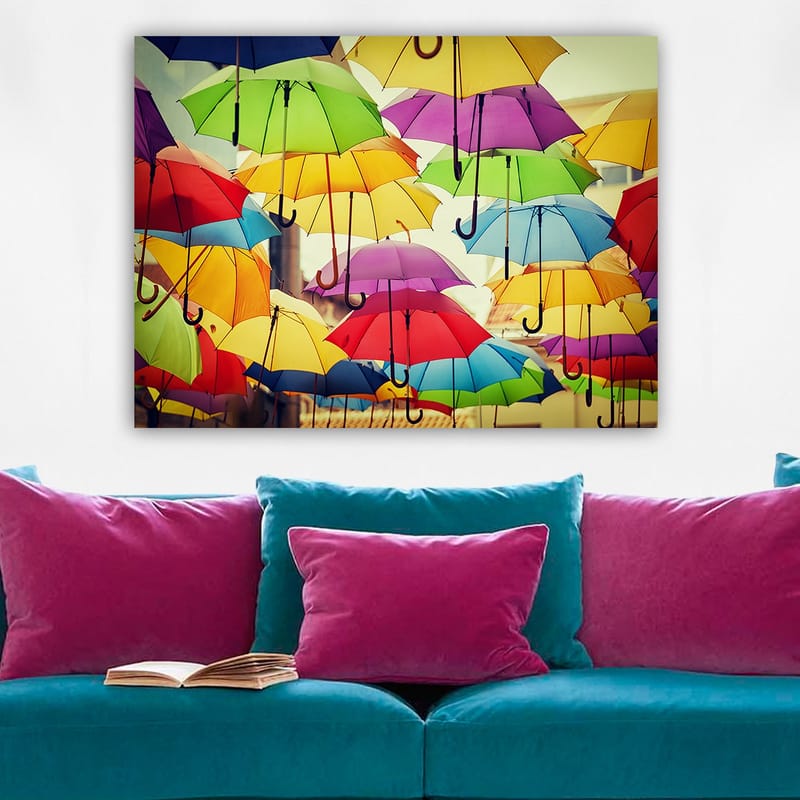 Canvastavla 70x100 cm - Färgglada paraplyer som hänger i luften skapar en livlig och lekfull atmosfär - Grön / Gul / Röd - Inredning & dekor - Tavlor & konst - Canvastavla