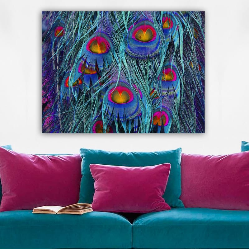 Canvastavla 70x100 cm - Färgglada påfågelfjädrar med en hypnotiserande mönstring - Turkos / Lila / Röd - Inredning & dekor - Tavlor & konst - Canvastavla