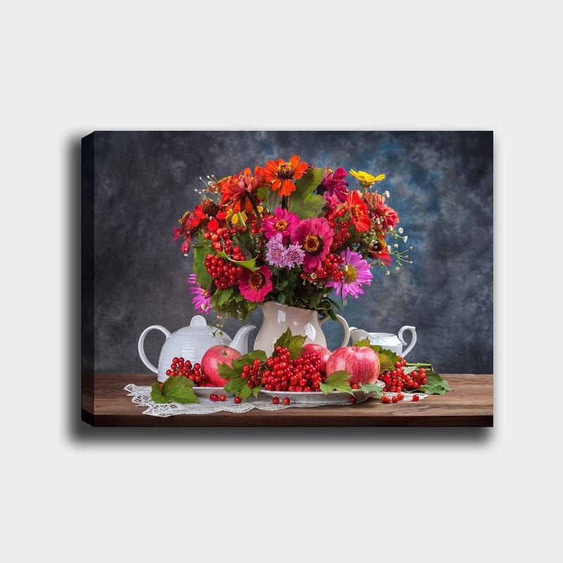 Canvastavla 70x100 cm - Färgsprakande bukett med blommor i en vit kruka, omgiven av äpplen och bär - Röd / Grön / Rosa - Inredning & dekor - Tavlor & konst - Canvastavla