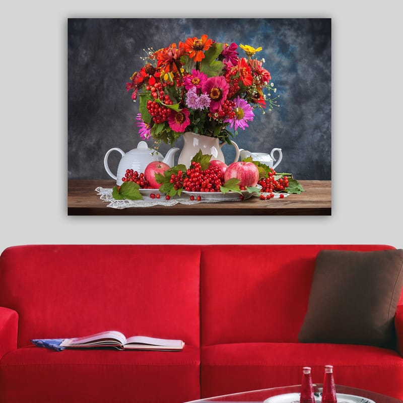 Canvastavla 70x100 cm - Färgsprakande bukett med blommor i en vit kruka, omgiven av äpplen och bär - Röd / Grön / Rosa - Inredning & dekor - Tavlor & konst - Canvastavla