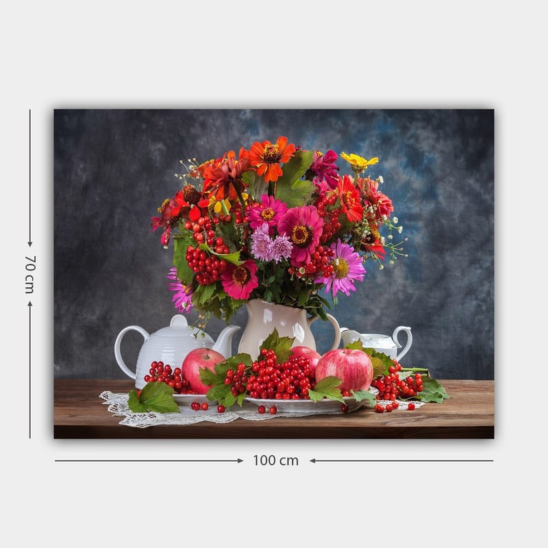 Canvastavla 70x100 cm - Färgsprakande bukett med blommor i en vit kruka, omgiven av äpplen och bär - Röd / Grön / Rosa - Inredning & dekor - Tavlor & konst - Canvastavla