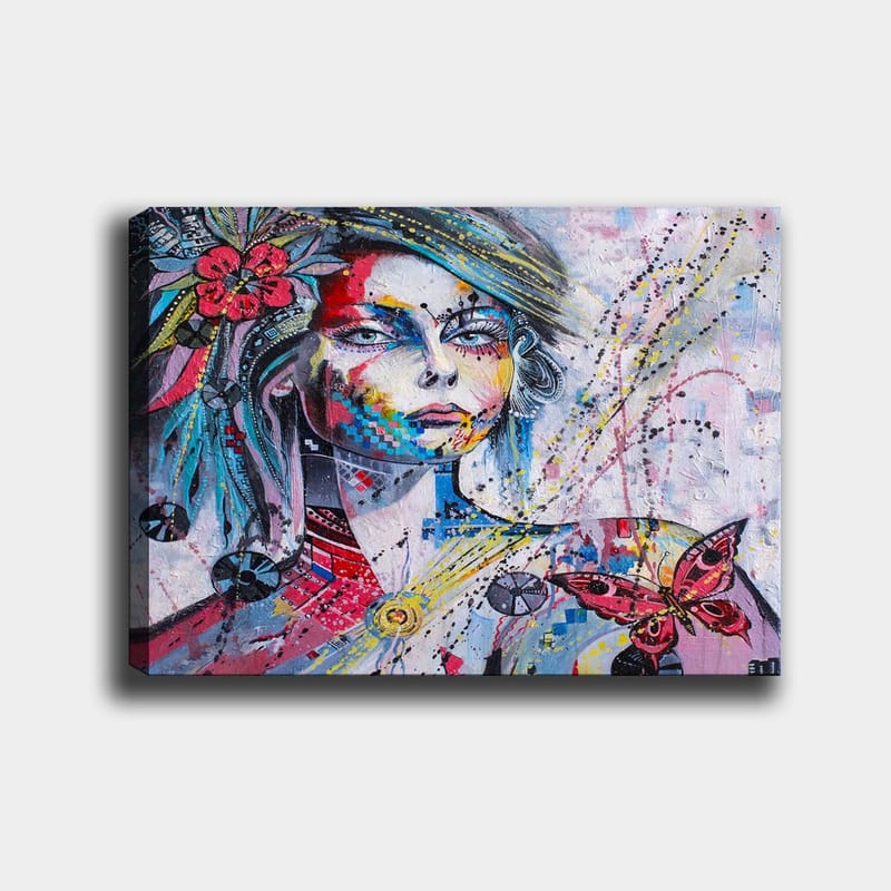 Canvastavla 70x100 cm - Färgstark porträtt av en kvinna med blommor och en fjäril som accentuerar hennes ansikte - Rosa / Blå / Gul - Inredning & dekor - Tavlor & konst - Canvastavla