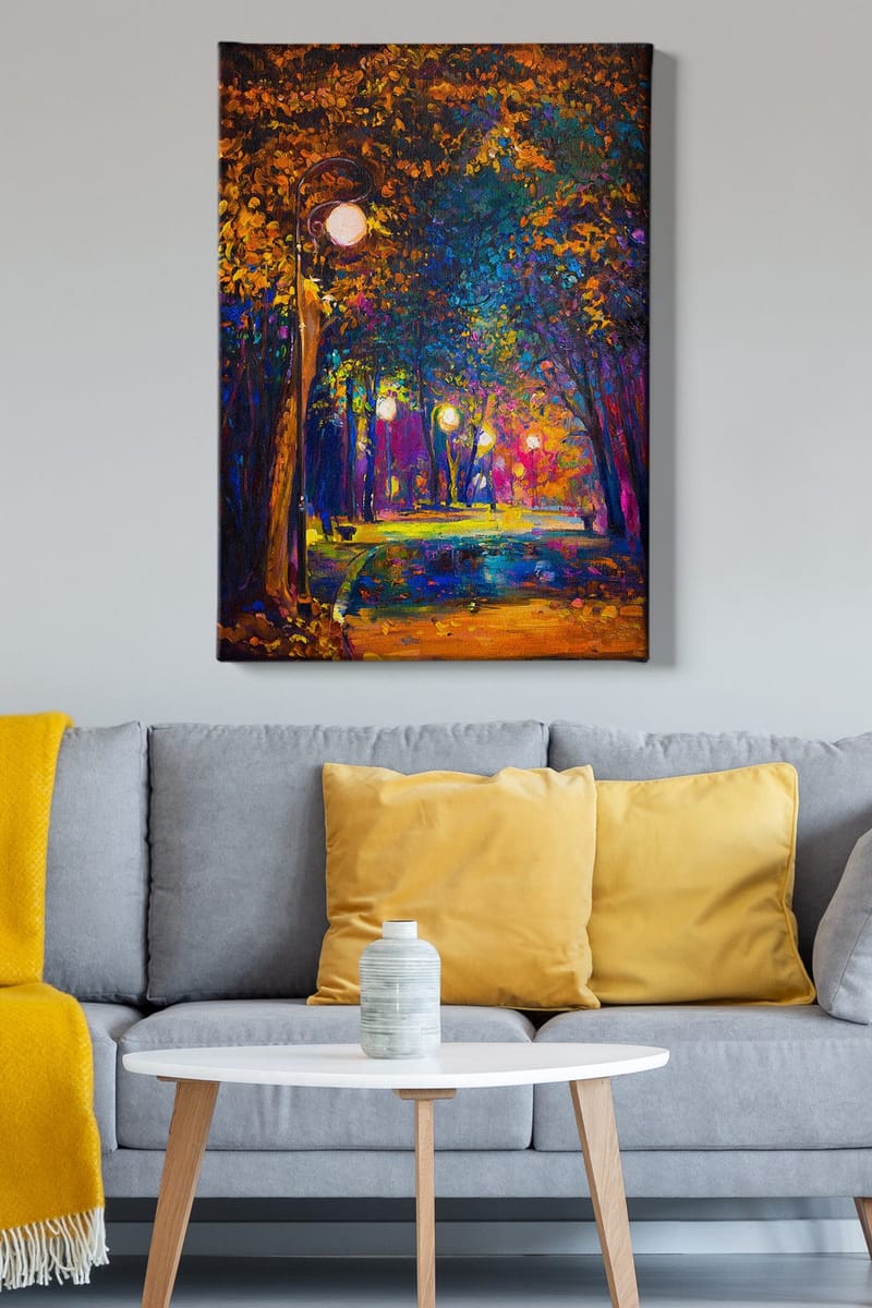 Canvastavla 70x100 cm - Färgstark park med gatulampor som lyser upp en promenadväg omgiven av träd i höstfärger - Mörkblå / Orange / Lila - Inredning & dekor - Tavlor & konst - Canvastavla