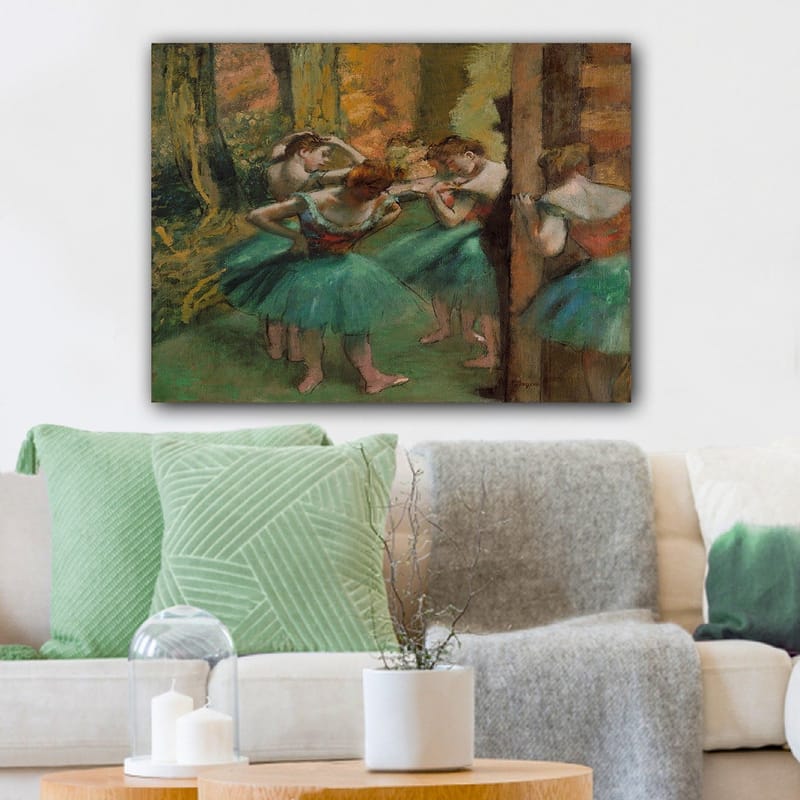 Canvastavla 70x100 cm - Fem balettdansöser i färgglada tutus förbereder sig inför en föreställning - Grön / Orange / Röd - Inredning & dekor - Tavlor & konst - Canvastavla