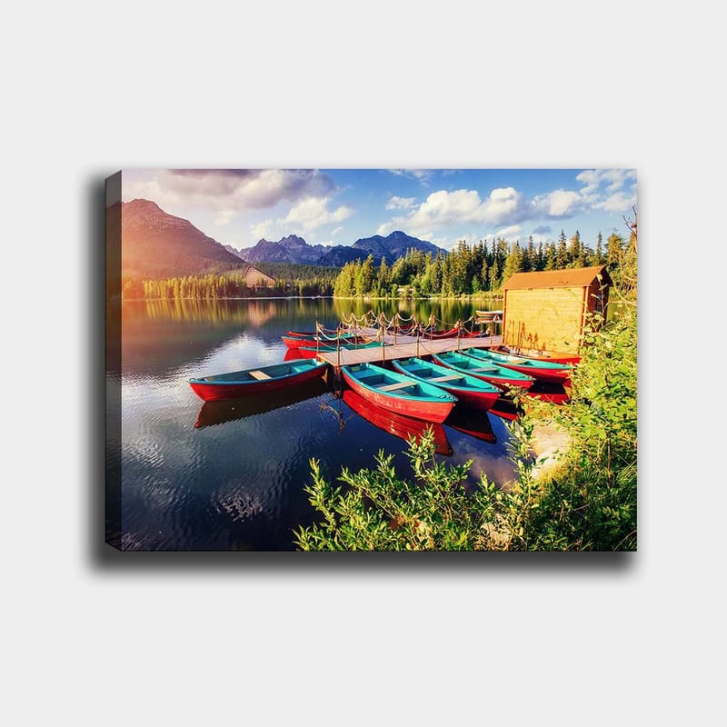 Canvastavla 70x100 cm - Flera färgglada båtar ligger vid en spegelblanka sjö omgiven av grönskande träd och berg - Röd / Turkos / Grön - Inredning & dekor - Tavlor & konst - Canvastavla