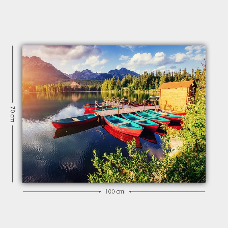 Canvastavla 70x100 cm - Flera färgglada båtar ligger vid en spegelblanka sjö omgiven av grönskande träd och berg - Röd / Turkos / Grön - Inredning & dekor - Tavlor & konst - Canvastavla