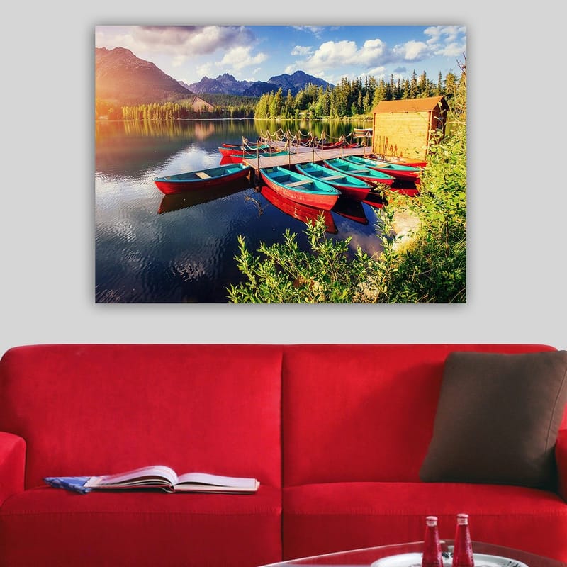 Canvastavla 70x100 cm - Flera färgglada båtar ligger vid en spegelblanka sjö omgiven av grönskande träd och berg - Röd / Turkos / Grön - Inredning & dekor - Tavlor & konst - Canvastavla