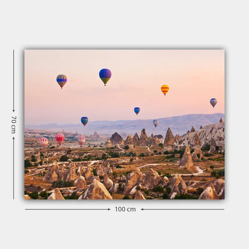 Canvastavla 70x100 cm - Flera färgglada luftballonger sväva över en dramatisk landskap med unika klippformationer - Blå / Röd / Orange - Inredning & dekor - Tavlor & konst - Canvastavla