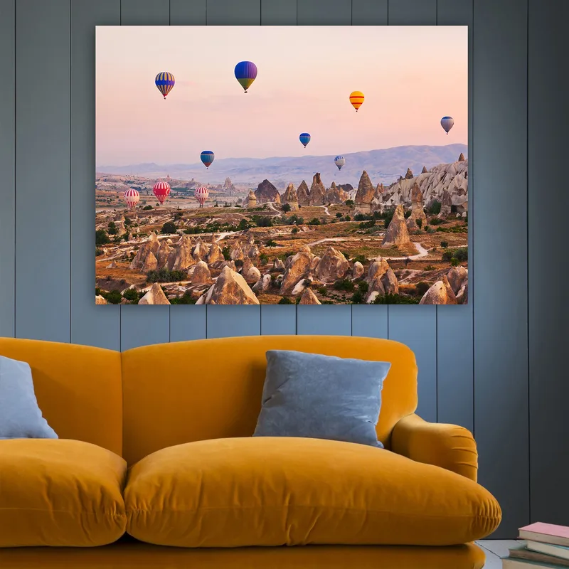 Canvastavla 70x100 cm - Flera färgglada luftballonger sväva över en dramatisk landskap med unika klippformationer - Blå / Röd / Orange - Inredning & dekor - Tavlor & konst - Canvastavla