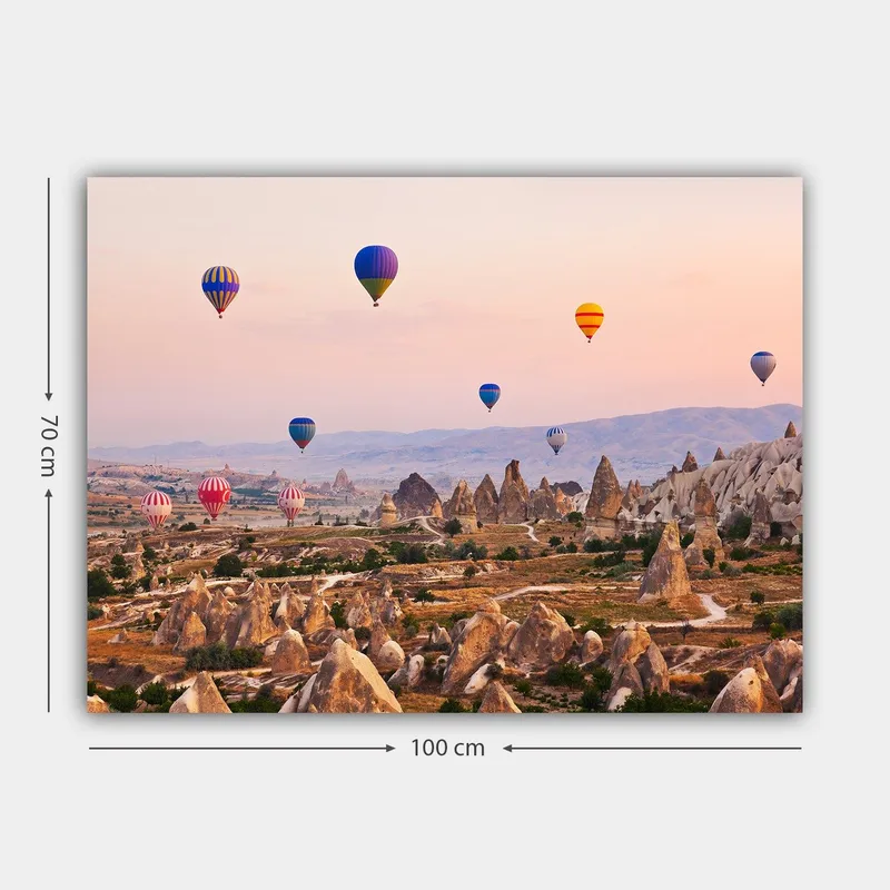 Canvastavla 70x100 cm - Flera färgglada luftballonger sväva över en dramatisk landskap med unika klippformationer - Blå / Röd / Orange - Inredning & dekor - Tavlor & konst - Canvastavla