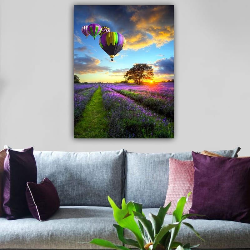 Canvastavla 70x100 cm - Flera färgglada luftballonger sväva över ett lavendelfält i solnedgångens ljus - Lila / Grön / Svart - Inredning & dekor - Tavlor & konst - Canvastavla