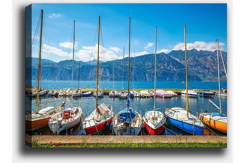 Canvastavla 70x100 cm - Flera färgglada segelbåtar vid en hamn med berg i bakgrunden - Blå / Röd / Orange - Inredning & dekor - Tavlor & konst - Canvastavla