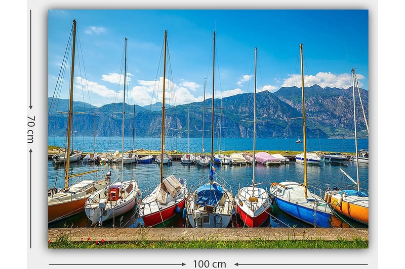 Canvastavla 70x100 cm - Flera färgglada segelbåtar vid en hamn med berg i bakgrunden - Blå / Röd / Orange - Inredning & dekor - Tavlor & konst - Canvastavla