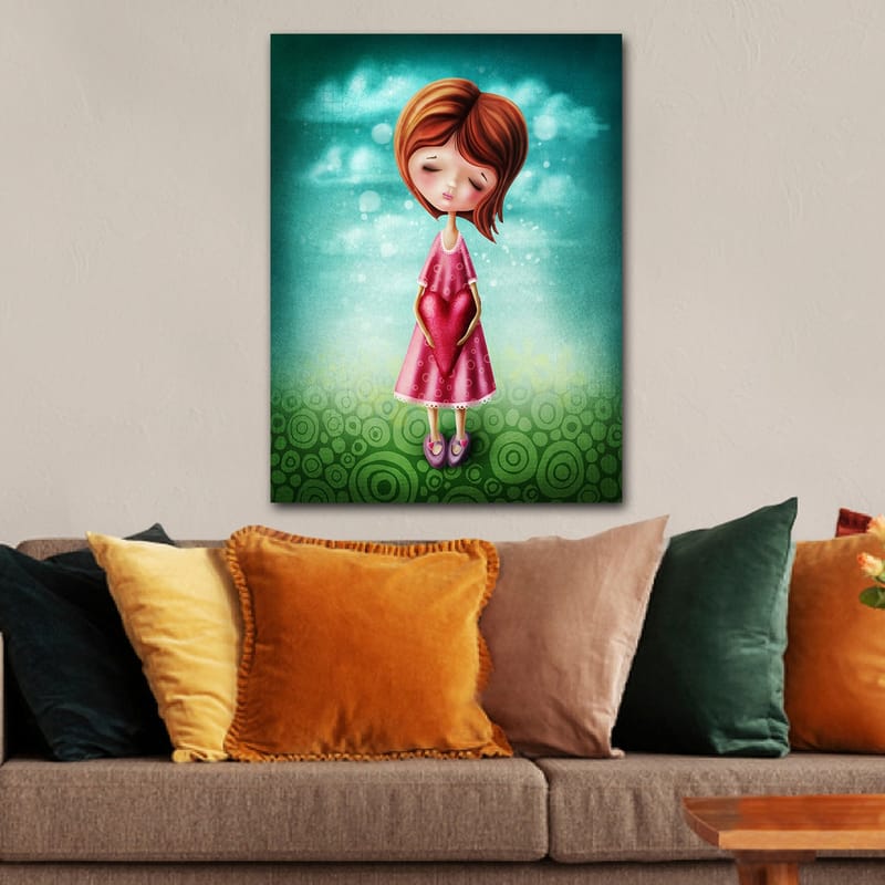 Canvastavla 70x100 cm - Flicka som håller ett stort rött hjärta framför sig, klädd i en rosa klänning - Rosa / Röd / Grön - Inredning & dekor - Tavlor & konst - Canvastavla