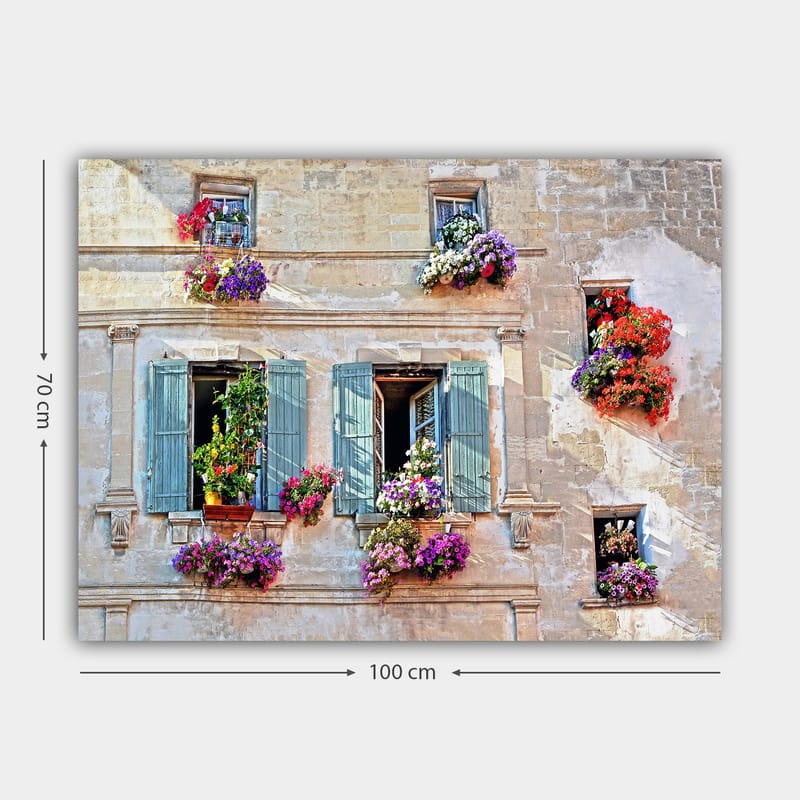 Canvastavla 70x100 cm - Fönster med blomsterarrangemang på en gammal byggnad - Lila / Grön / Röd - Inredning & dekor - Tavlor & konst - Canvastavla