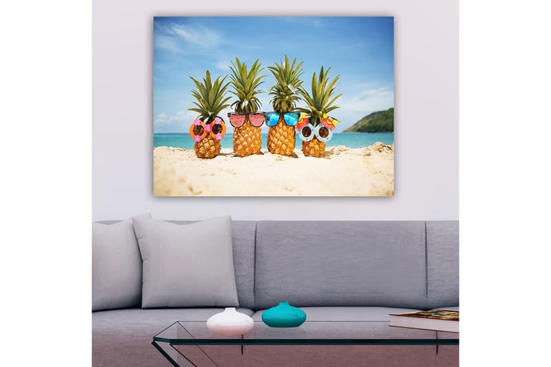 Canvastavla 70x100 cm - Fyra ananaser med solglasögon och dekorationer på en strand - Gul / Grön / Rosa - Inredning & dekor - Tavlor & konst - Canvastavla