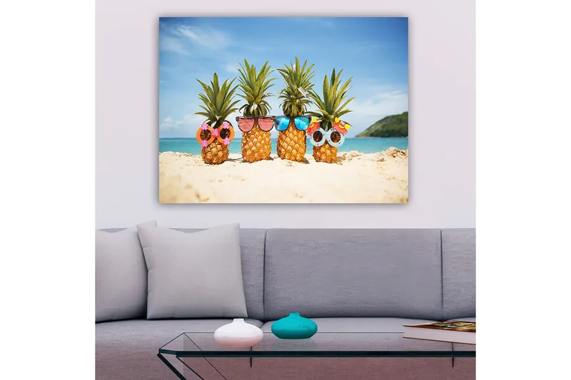 Canvastavla 70x100 cm - Fyra ananaser med solglasögon och dekorationer på en strand - Gul / Grön / Rosa - Inredning & dekor - Tavlor & konst - Canvastavla