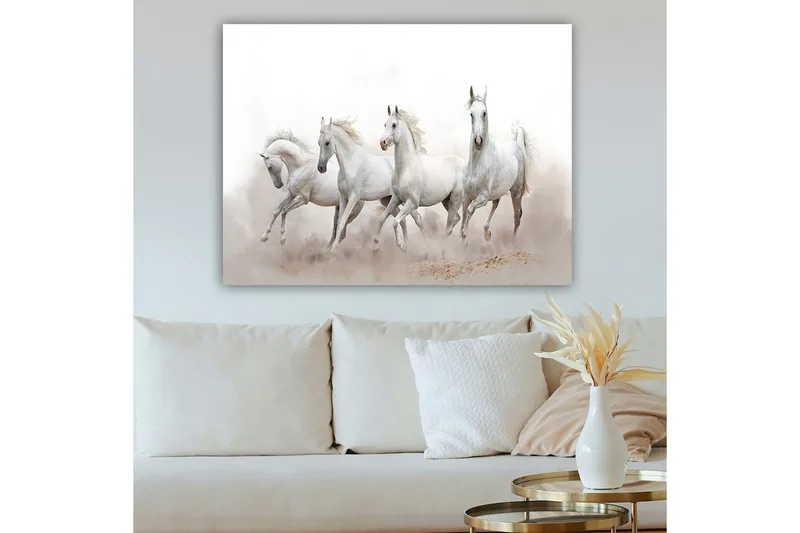 Canvastavla 70x100 cm - Fyra vita hästar som galopperar framåt i en dimmig miljö - Vit / Ljusgrå - Inredning & dekor - Tavlor & konst - Canvastavla