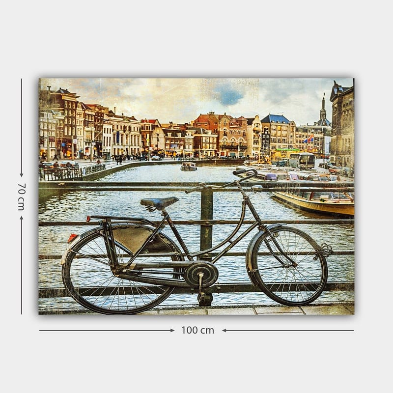 Canvastavla 70x100 cm - Gammal cykel som står lutad mot en räcke vid en kanal med pittoreska byggnader i bakgrunden - Svart / Grå / Brun - Inredning & dekor - Tavlor & konst - Canvastavla