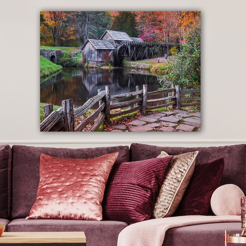 Canvastavla 70x100 cm - Gammal kvarn vid en spegelblanka sjö omgiven av höstfärger - Röd / Grön / Brun - Inredning & dekor - Tavlor & konst - Canvastavla