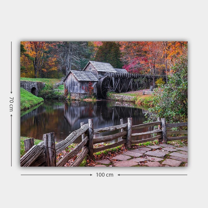 Canvastavla 70x100 cm - Gammal kvarn vid en spegelblanka sjö omgiven av höstfärger - Röd / Grön / Brun - Inredning & dekor - Tavlor & konst - Canvastavla
