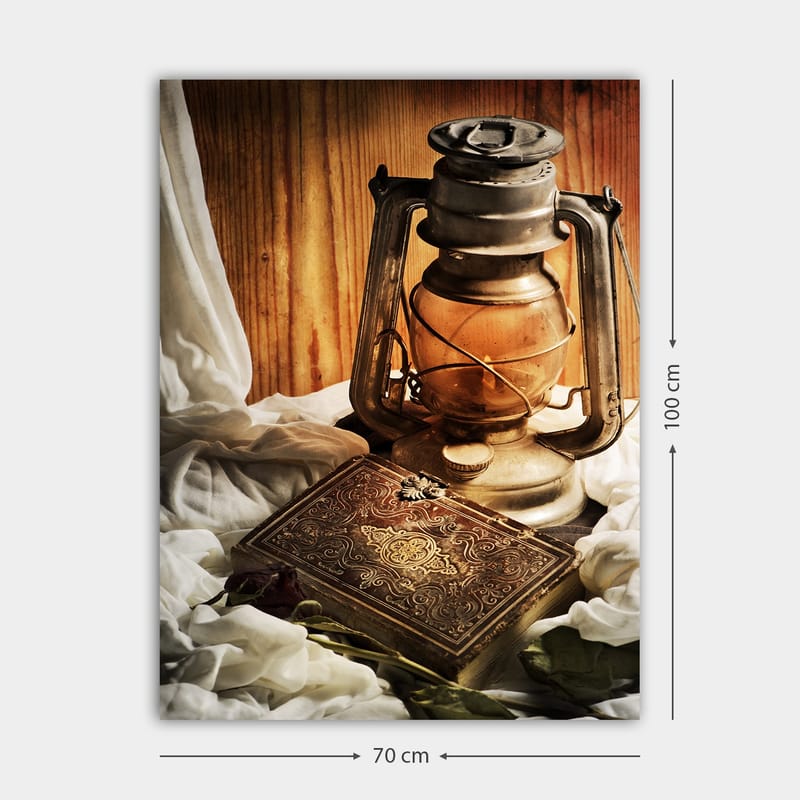 Canvastavla 70x100 cm - Gammaldags oljelampa och en dekorativ låda omgiven av mjuka tyger - Guld / Brunt / Beige - Inredning & dekor - Tavlor & konst - Canvastavla
