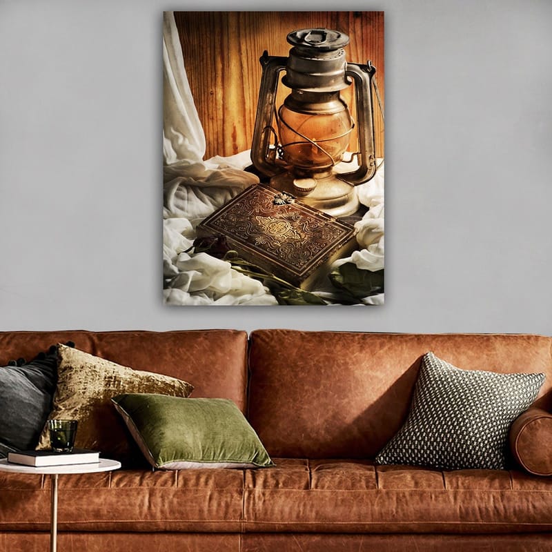 Canvastavla 70x100 cm - Gammaldags oljelampa och en dekorativ låda omgiven av mjuka tyger - Guld / Brunt / Beige - Inredning & dekor - Tavlor & konst - Canvastavla
