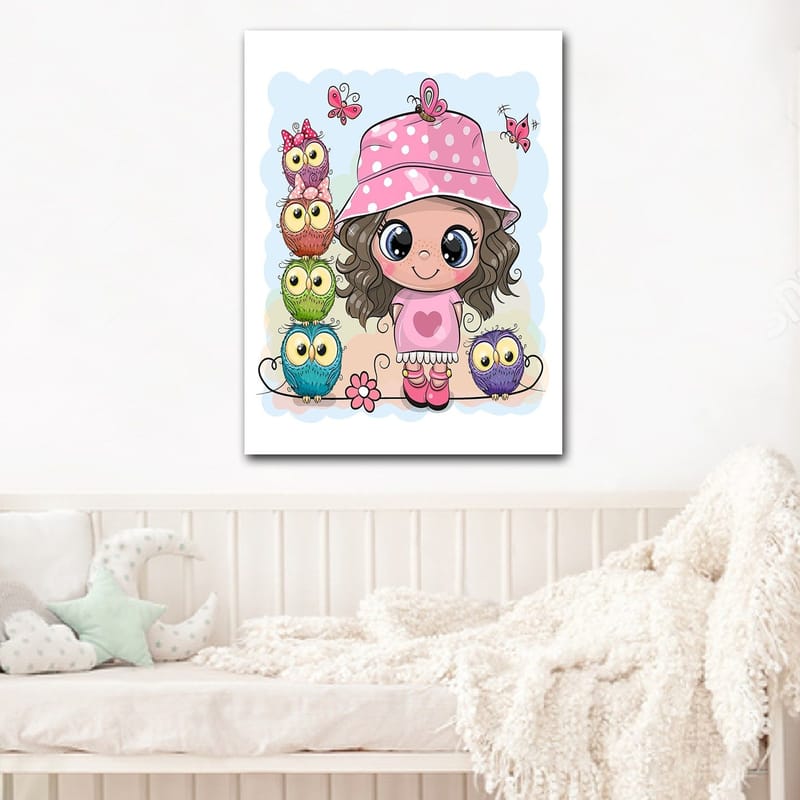Canvastavla 70x100 cm - Glad flicka med en rosa hatt omgiven av färgglada ugglor och fjärilar - Rosa / Grön / Blå - Inredning & dekor - Tavlor & konst - Canvastavla