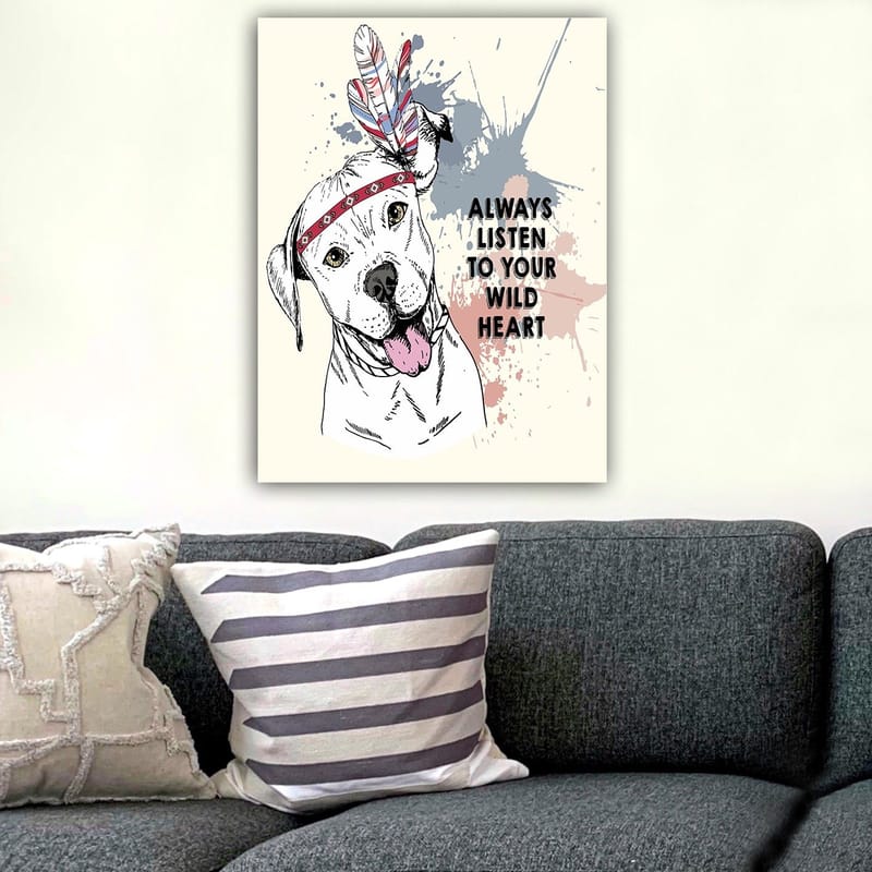 Canvastavla 70x100 cm - Glad hund med fjädrar och en band runt huvudet som uppmanar till att lyssna på sitt vilda hjärta - Vit / Röd / Blå - Inredning & dekor - Tavlor & konst - Canvastavla