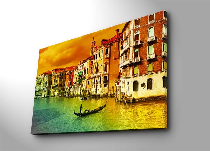 Canvastavla 70x100 cm - Gondol som glider fram genom en kanal omgiven av färgglada byggnader i Venedig - Guld / Grön / Röd - Inredning & dekor - Tavlor & konst - Canvastavla