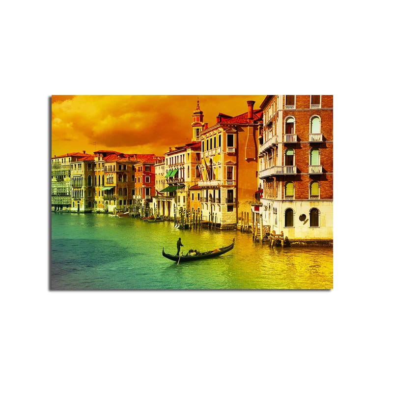 Canvastavla 70x100 cm - Gondol som glider fram genom en kanal omgiven av färgglada byggnader i Venedig - Guld / Grön / Röd - Inredning & dekor - Tavlor & konst - Canvastavla