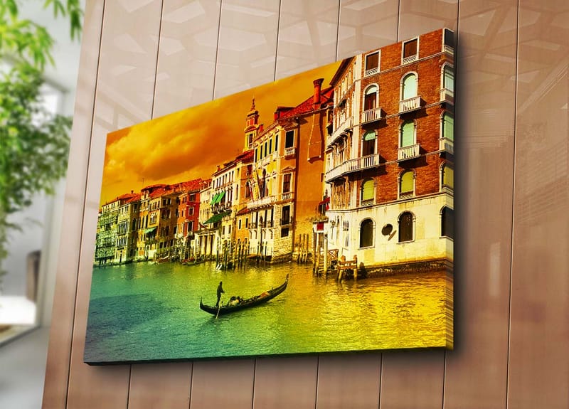 Canvastavla 70x100 cm - Gondol som glider fram genom en kanal omgiven av färgglada byggnader i Venedig - Guld / Grön / Röd - Inredning & dekor - Tavlor & konst - Canvastavla