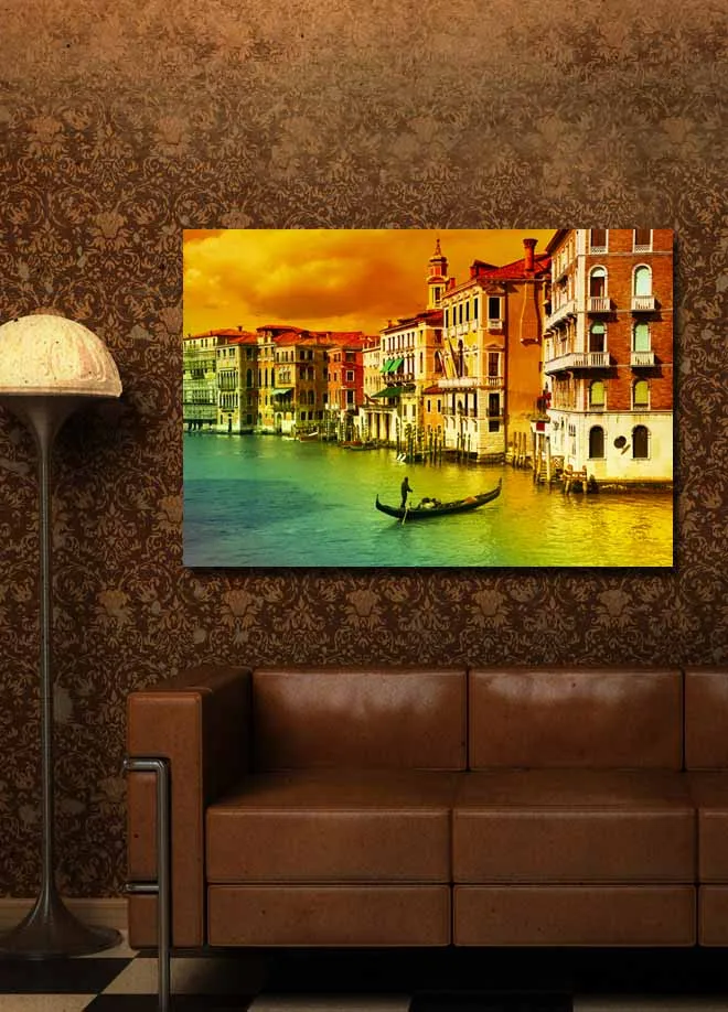 Canvastavla 70x100 cm - Gondol som glider fram genom en kanal omgiven av färgglada byggnader i Venedig - Guld / Grön / Röd - Inredning & dekor - Tavlor & konst - Canvastavla
