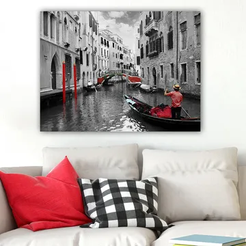 Canvastavla 70x100 cm - Gondoljär navigerar genom en venetiansk kanal med färgglada detaljer i en svartvit miljö - Röd / Grön / Svart - Inredning & dekor - Tavlor & konst - Canvastavla