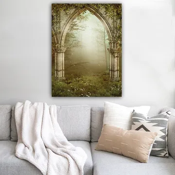 Canvastavla 70x100 cm - Gotisk portal omgiven av grönska och dimma i en mystisk skogsmiljö - Grå / Grön / Beige - Inredning & dekor - Tavlor & konst - Canvastavla
