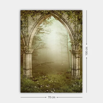 Canvastavla 70x100 cm - Gotisk portal omgiven av grönska och dimma i en mystisk skogsmiljö - Grå / Grön / Beige - Inredning & dekor - Tavlor & konst - Canvastavla