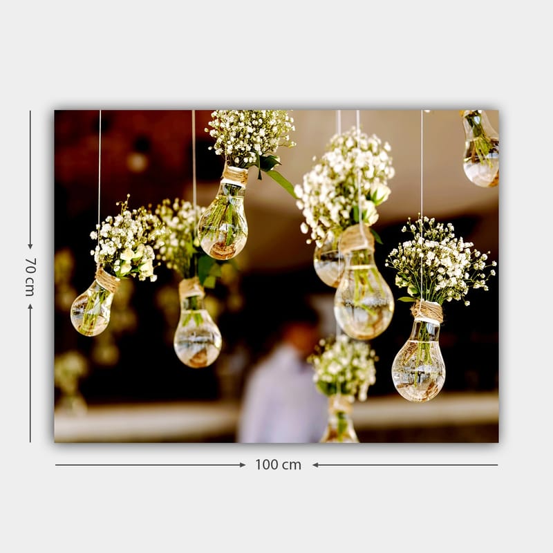 Canvastavla 70x100 cm - Hängande glödlampor med blommor som skapar en romantisk och kreativ atmosfär - Grön / Vit / Brun - Inredning & dekor - Tavlor & konst - Canvastavla