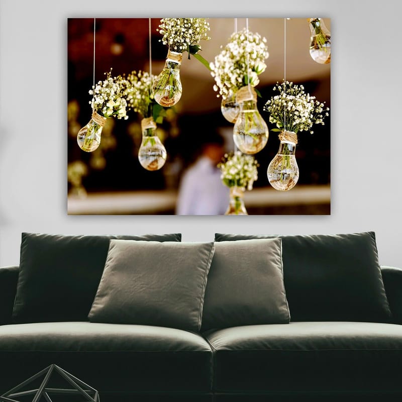 Canvastavla 70x100 cm - Hängande glödlampor med blommor som skapar en romantisk och kreativ atmosfär - Grön / Vit / Brun - Inredning & dekor - Tavlor & konst - Canvastavla