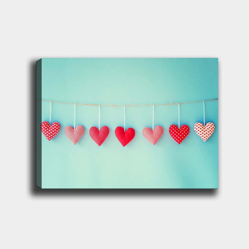 Canvastavla 70x100 cm - Hängande hjärtan i olika mönster och nyanser av röd färg - Röd / Ljusblå / Vit - Inredning & dekor - Tavlor & konst - Canvastavla