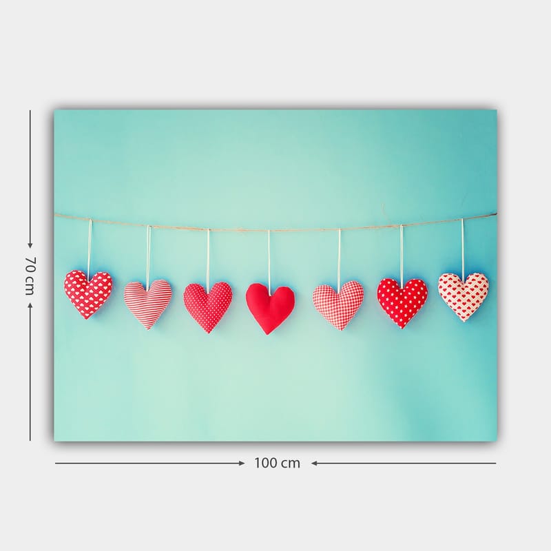Canvastavla 70x100 cm - Hängande hjärtan i olika mönster och nyanser av röd färg - Röd / Ljusblå / Vit - Inredning & dekor - Tavlor & konst - Canvastavla