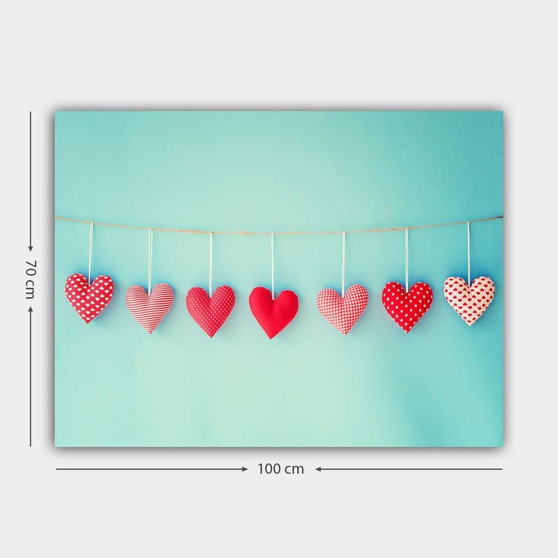 Canvastavla 70x100 cm - Hängande hjärtan i olika mönster och nyanser av röd färg - Röd / Ljusblå / Vit - Inredning & dekor - Tavlor & konst - Canvastavla