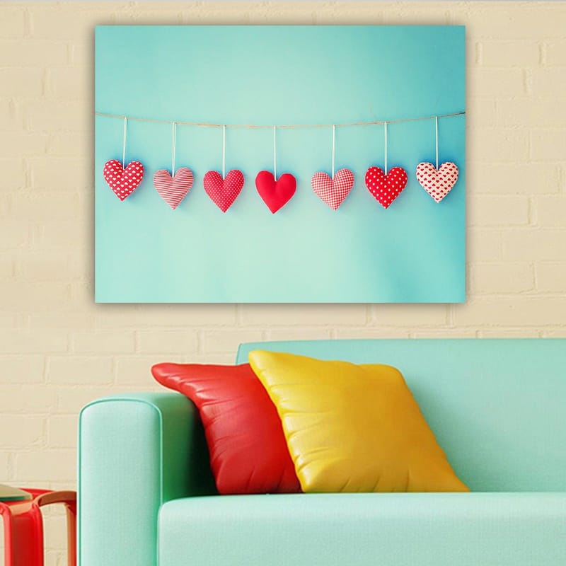 Canvastavla 70x100 cm - Hängande hjärtan i olika mönster och nyanser av röd färg - Röd / Ljusblå / Vit - Inredning & dekor - Tavlor & konst - Canvastavla