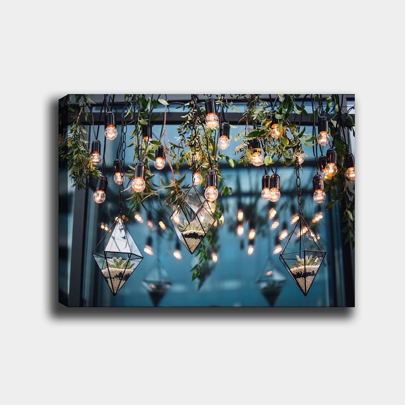 Canvastavla 70x100 cm - Hängande lampor och geometriska planteringskärl i en modern inredning - Grön / Svart / Guld - Inredning & dekor - Tavlor & konst - Canvastavla