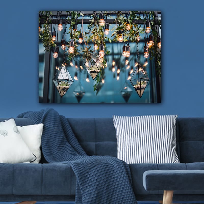 Canvastavla 70x100 cm - Hängande lampor och geometriska planteringskärl i en modern inredning - Grön / Svart / Guld - Inredning & dekor - Tavlor & konst - Canvastavla