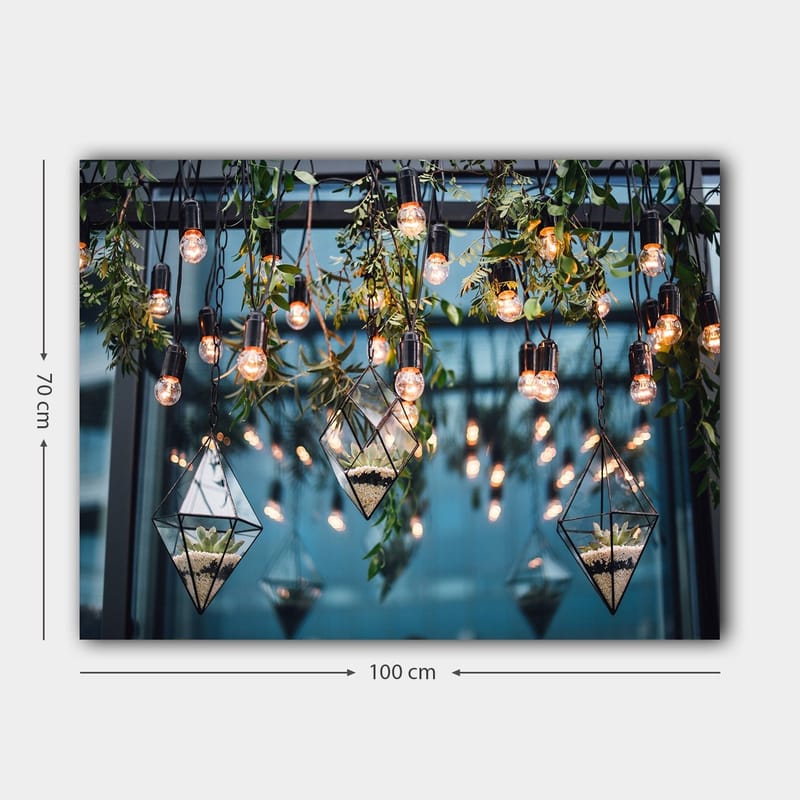 Canvastavla 70x100 cm - Hängande lampor och geometriska planteringskärl i en modern inredning - Grön / Svart / Guld - Inredning & dekor - Tavlor & konst - Canvastavla