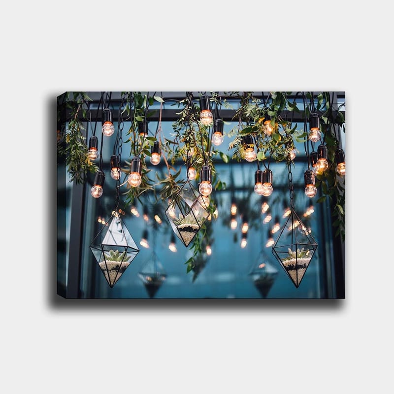 Canvastavla 70x100 cm - Hängande lampor och geometriska planteringskärl i en modern inredning - Grön / Svart / Guld - Inredning & dekor - Tavlor & konst - Canvastavla